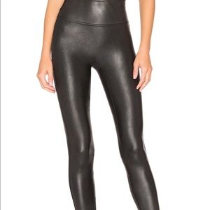 Spans faux leather leggings